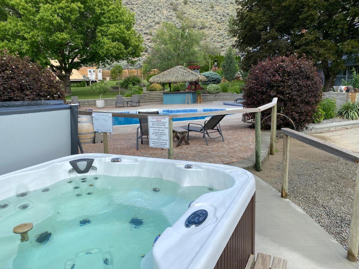 אוסויוס Similkameen Wild Resort & Winery Retreat מראה חיצוני תמונה