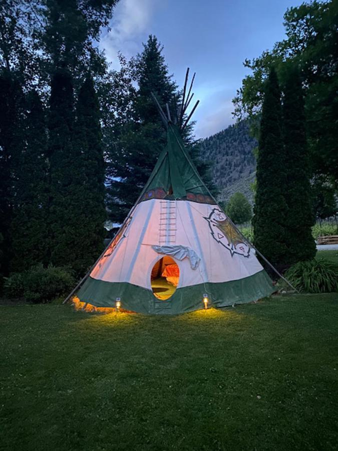 אוסויוס Similkameen Wild Resort & Winery Retreat מראה חיצוני תמונה